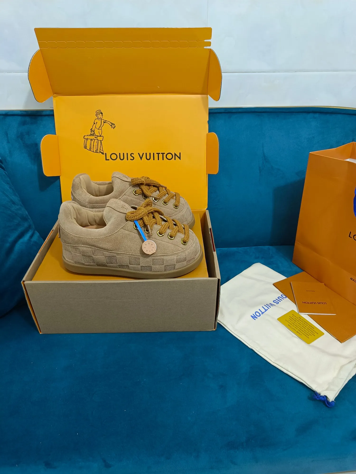 👟👟Ex-factory price 640👟👟 LV YETI slip-on shoes, based on suede cow leather, partially embossed with Nigo's reinterpretation of LV Damier pattern, cleverly echoing the Chinese tradition of taking off shoes when entering the house, and the "small feet" aesthetic is integrated into Chinese street genes. The palm-printed rubber outsole hides the LV letters and Monogram flowers. The exquisite craftsmanship made in Italy shows the brand's heritage in a comfortable slip-on style. The reservation mode adds a unique style, it is traditional and trendy, and it is suitable for couples aged 35-45.